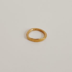 alt="anillo artesanal dorado"